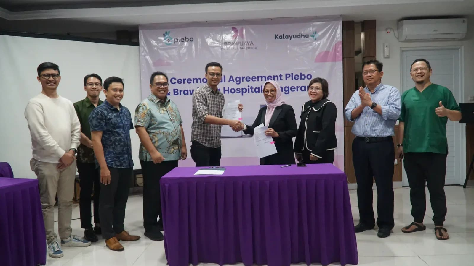 Kalayudha and hospital partners at a health-partnership signing