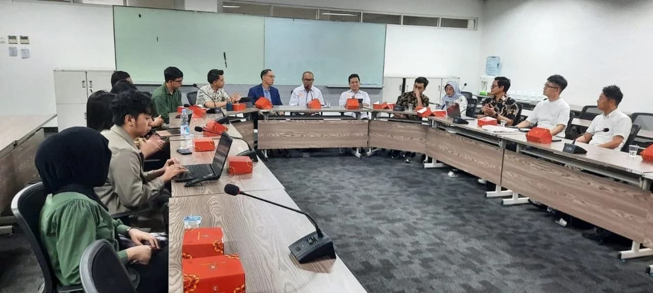 A governance and collaboration meeting — illustrative of the stewardship behind the waqf model